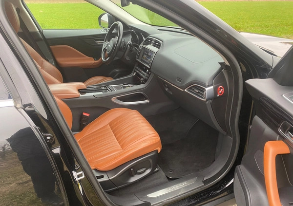Jaguar F-Pace cena 79999 przebieg: 186000, rok produkcji 2016 z Staszów małe 704